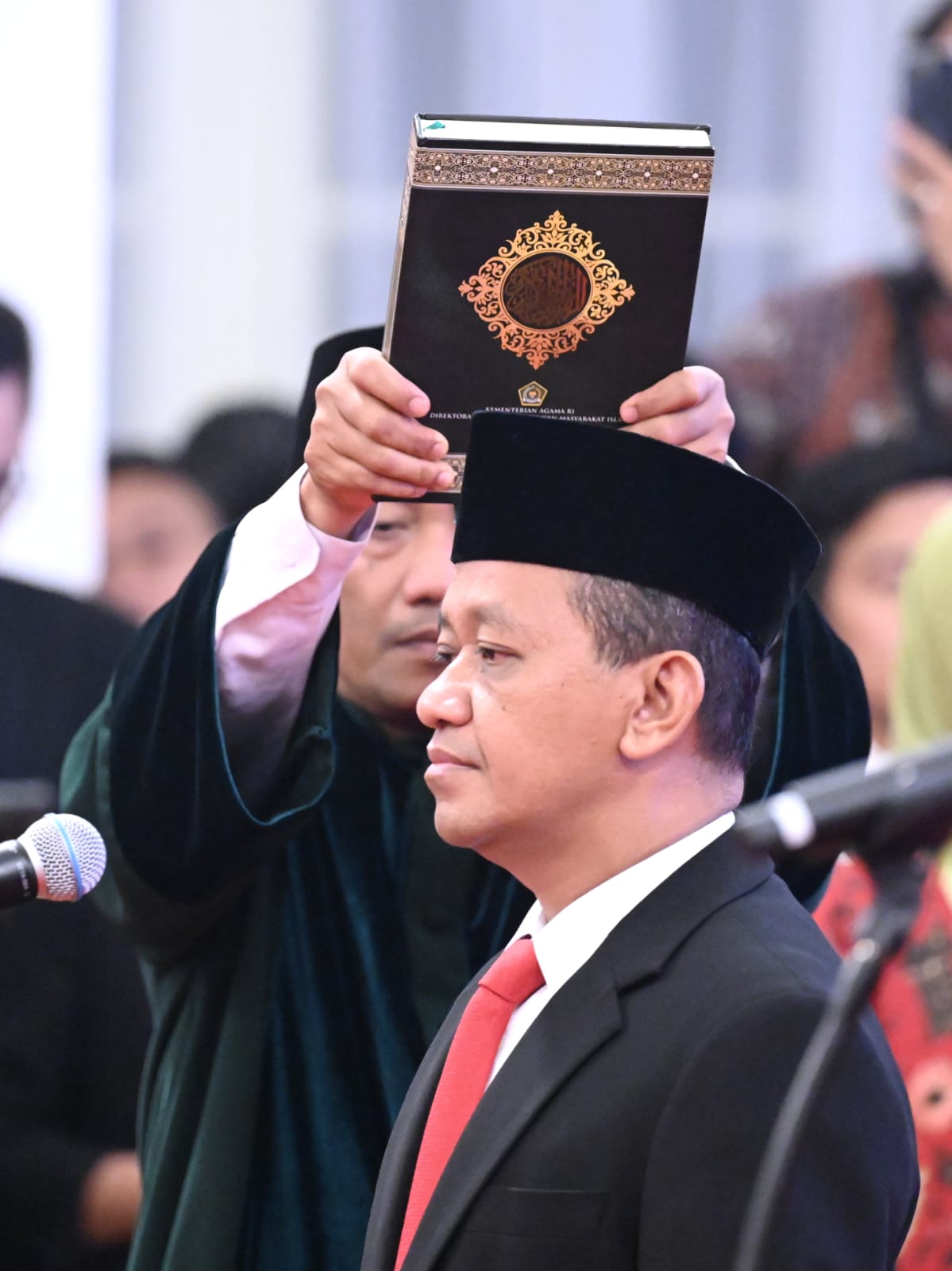 Presiden Joko Widodo Melantik Bahlil Lahadalia sebagai Menteri ESDM di Istana Negara, Jakarta, Senin (19/8)