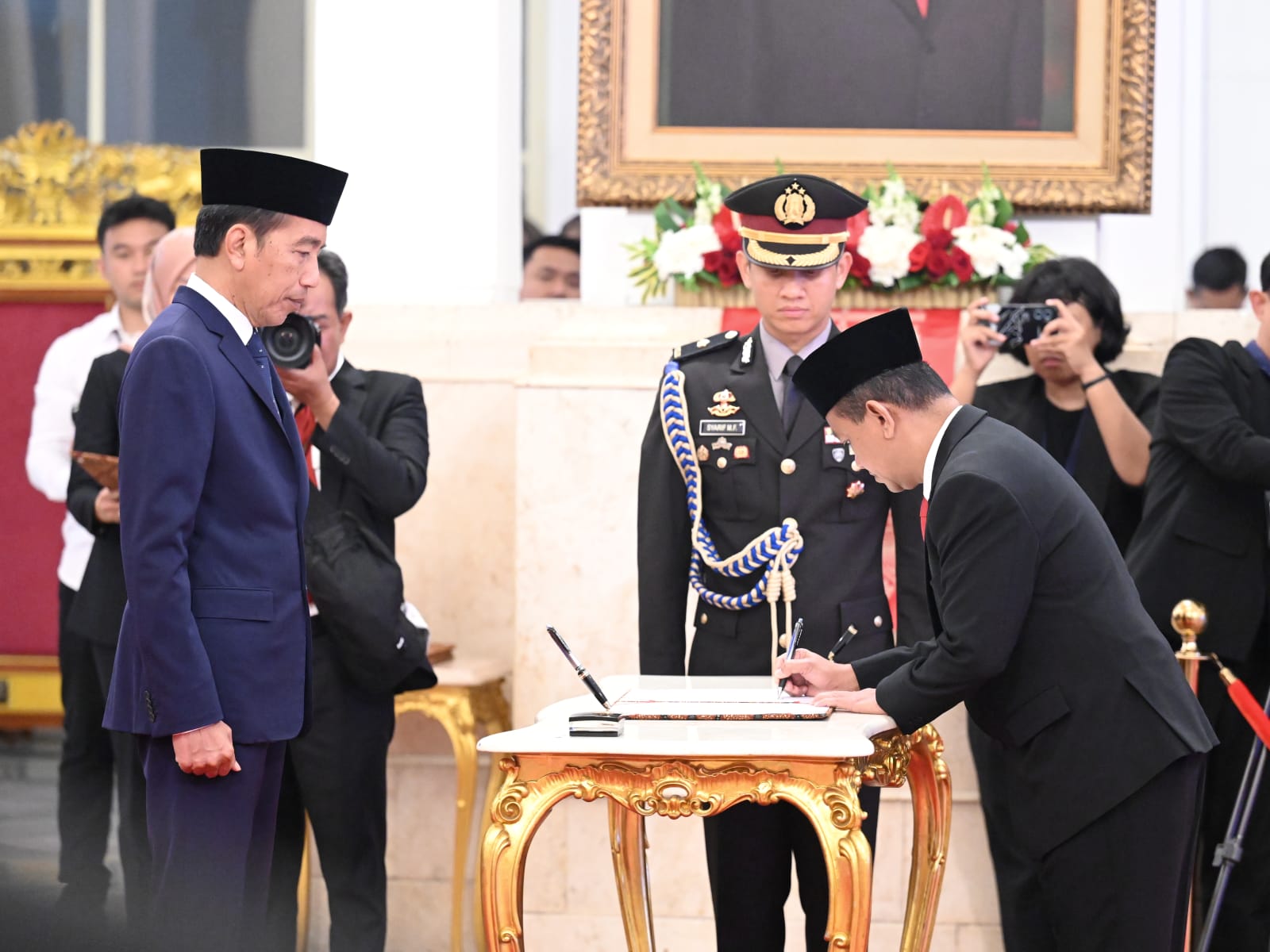 Presiden Joko Widodo Melantik Bahlil Lahadalia sebagai Menteri ESDM di Istana Negara, Jakarta, Senin (19/8)