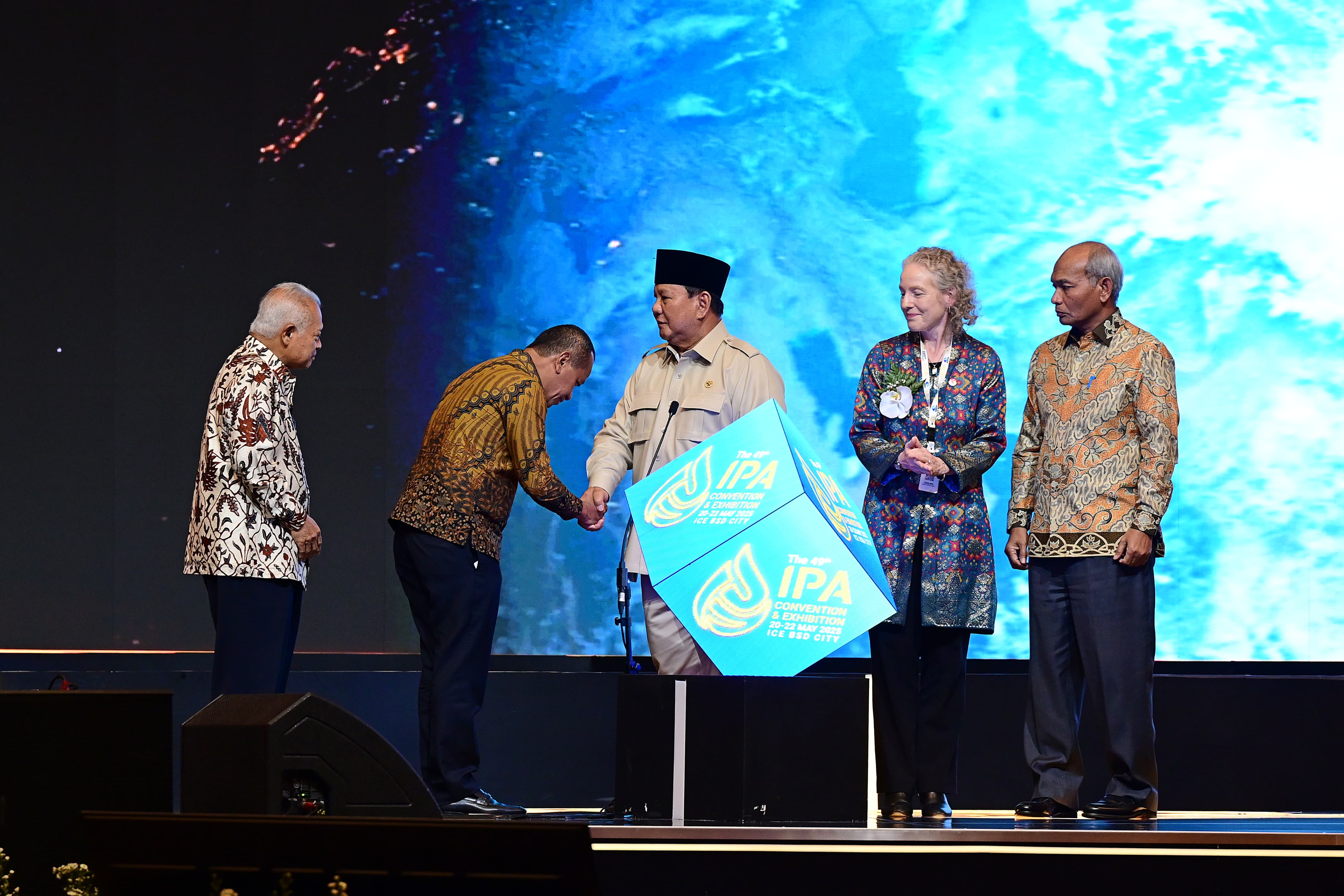 Presiden RI bersama dengan Menteri ESDM Meresmikan Konvensi dan Pameran Indonesian Petroleum Association (IPA) ke-49 Tahun 2025, di Tangerang, Rabu (21/5).