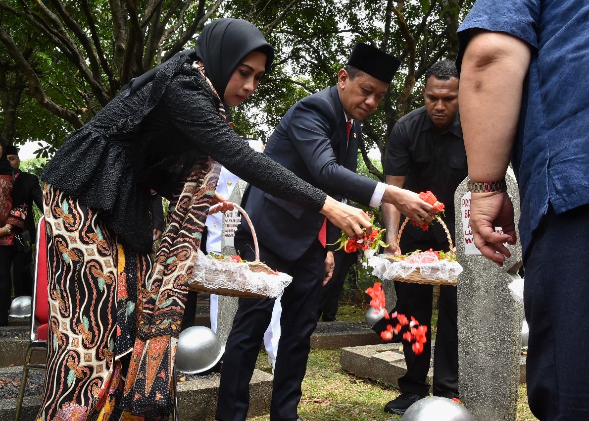 Tabung Bunga dan Renungan Bersama Peringatan Hari Jadi Pertambangan dan Energi Ke-79 di TMP Kalibata, Sabtu 28 September 2024