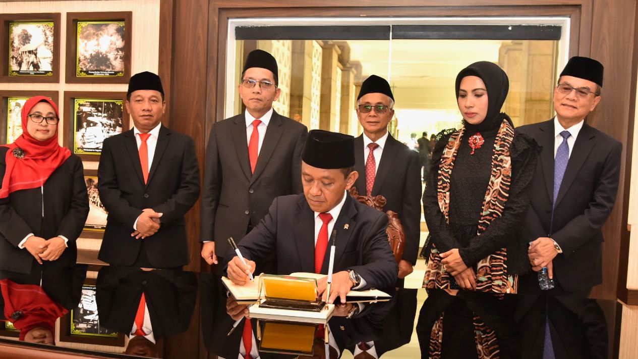 Tabung Bunga dan Renungan Bersama Peringatan Hari Jadi Pertambangan dan Energi Ke-79 di TMP Kalibata, Sabtu 28 September 2024