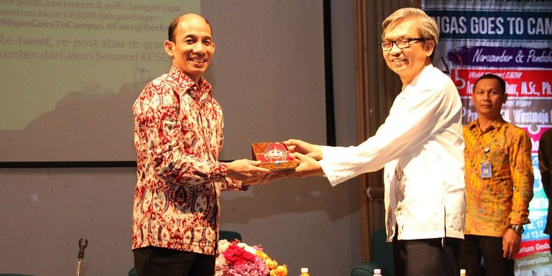 Wamen Arcandra mendapat sambutan hangat dari perwakilan pimpinan rektorat Universitas Trisakti saat acara Migas Goes to Campus, Jumat (17/3)