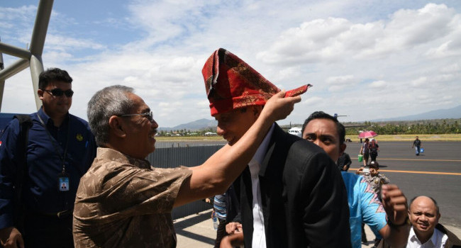 Wamen ESDM Arcandra Tahar disambut oleh Bupati Sumbawa Husni Djibril saat tiba di bandara Sultan Muhammad Kaharuddin III Sumbawa