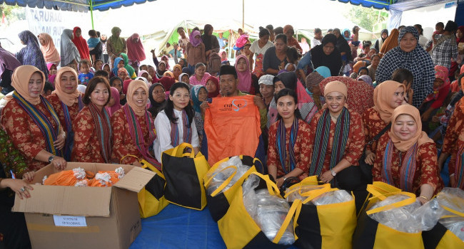 DWP Minister of EMR Distributed aid for victims of the Lombok Earthquake