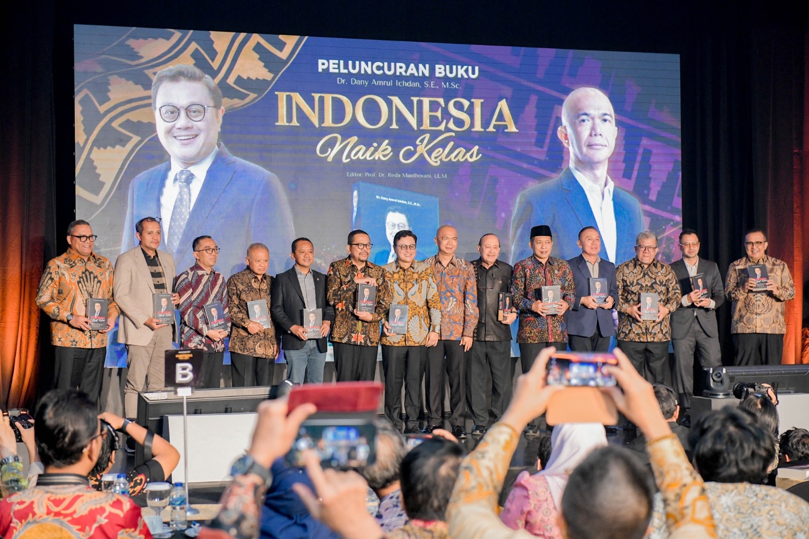 Menteri ESDM Menghadiri Peluncuran Buku Dr. Dany Amrul Ichdan 'Indonesia Naik Kelas' di Jakarta, Jumat (21/11)