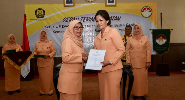 Handover of Position Chairman of the Executive Elements for Dharma Wanita Persatuan (DWP) Secretariat General, Directorate General of Oil and Gas and Geological Agency Ministry of EMR Period of the Year 2014-2019 in the Ministry of EMR