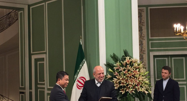 Menteri ESDM Ignasius Jonan berjabat tangan dengan Menteri Energi Iran Hamid Chitichian