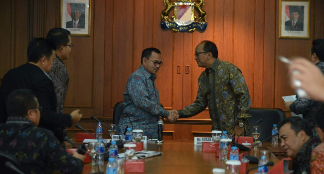 Menteri ESDM berjabat tangan dengan Ketum Kadin