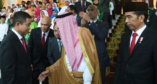 Menteri ESDM mendampingi Presiden Joko Widodo menyambut kedatangan Raja Salman di Istana Kepresidenan Bogor.