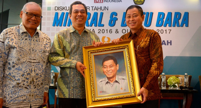 Menteri ESDM menerima kenang-kenangan dari Direktur Pemberitaan Media Indonesia, Usman Kansong dan Ketua Dewan Redaksi Media Grup, Saur Hutabarat.