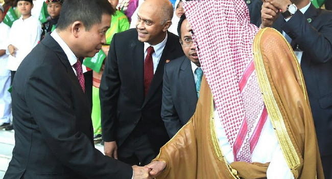 Menteri ESDM Ignasius Jonan menyambut kedatangan Raja Salman di Istana Kepresidenan Bogor.