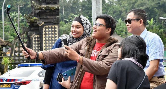 Menteri ESDM Ignasius Jonan foto bersama para Wartawan di depan Museum Geopark Batur setelah meninjau kawasan tersebut dan kawasan Geopark Batur di Kintamani, Bangli, Bali (04/12). Dalam kunjungannya tersebut, Menteri ESDM juga bertemu dengan 22 peng...