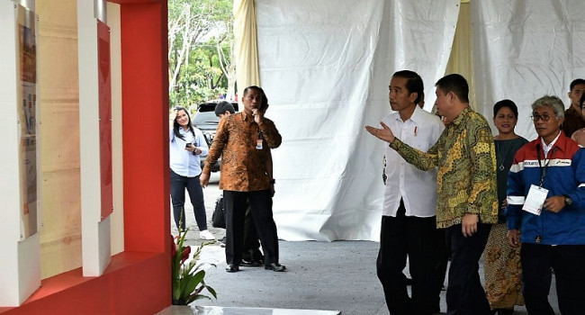 Presiden Jokowi didampingi Menteri ESDM dan Dirut PT. Pertamina meninjau PLTP Lahendong. PLTP Lahendong Unit V dan VI kapasitas 2x20 Mega Watt (MW), dan PLTP Ulubelu III kapasitas 55 MW yang diresmikan pagi ini, akan menambah kapasitas terpasang PLTP...