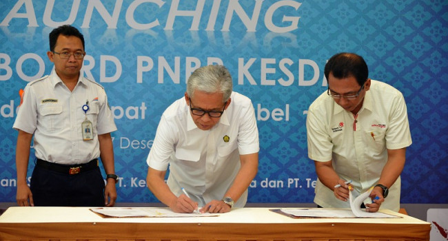 Sekretaris Jenderal Kementerian Energi dan Sumber Daya Mineral (KESDM) Teguh Pamudji, hari ini, Selasa (27/12) menandatangani nota kesepahaman bersama PT Kereta Api Indonesia dan PT Telkomsigma