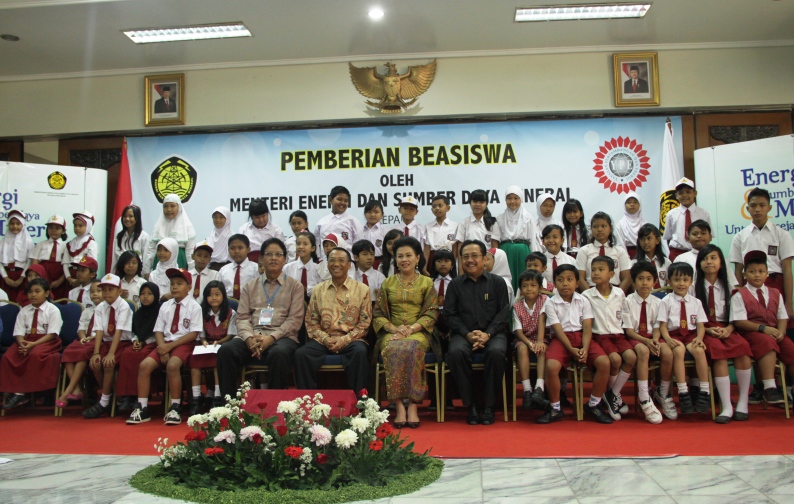 Menteri ESDM Serahkan Beasiswa Kepada 831 Pelajar