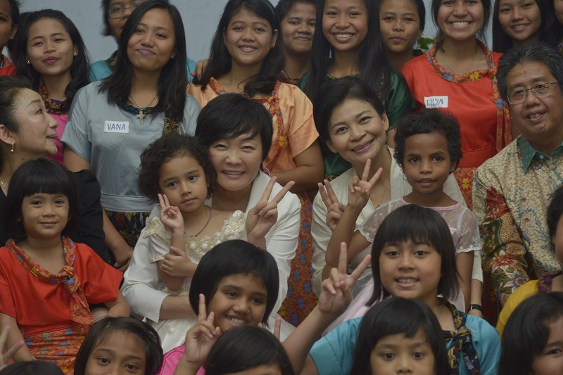 Didampingi Istri Menteri ESDM, Istri PM Jepang Kunjungi Panti Asuhan Dorkas