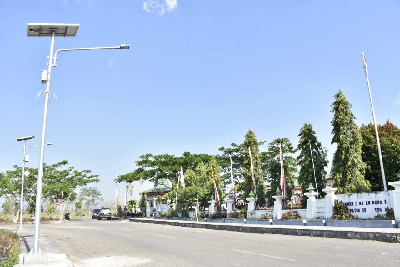 200 PJU-TS Terangi Aktivitas Adat Sumba Tengah