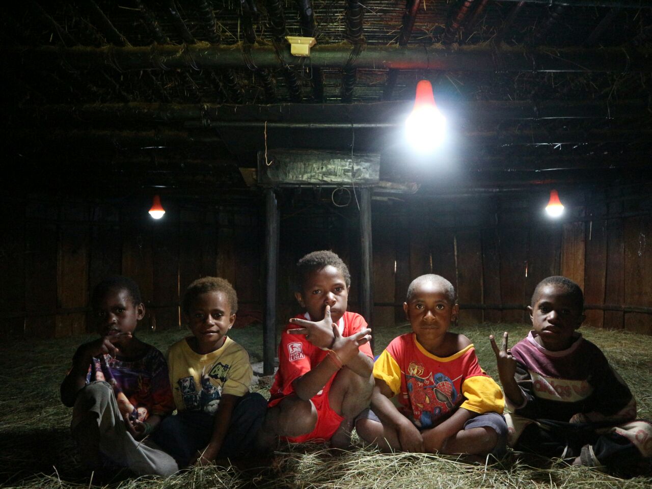 Pembagian Lampu Surya Gratis di Lanny Jaya, Papua: Terbanyak se-Indonesia