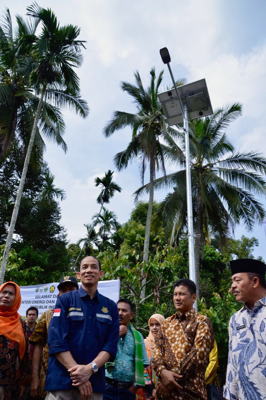 Akhir Pekan, Arcandra Tinjau Penerangan Jalan Tenaga Surya di Tanah Datar