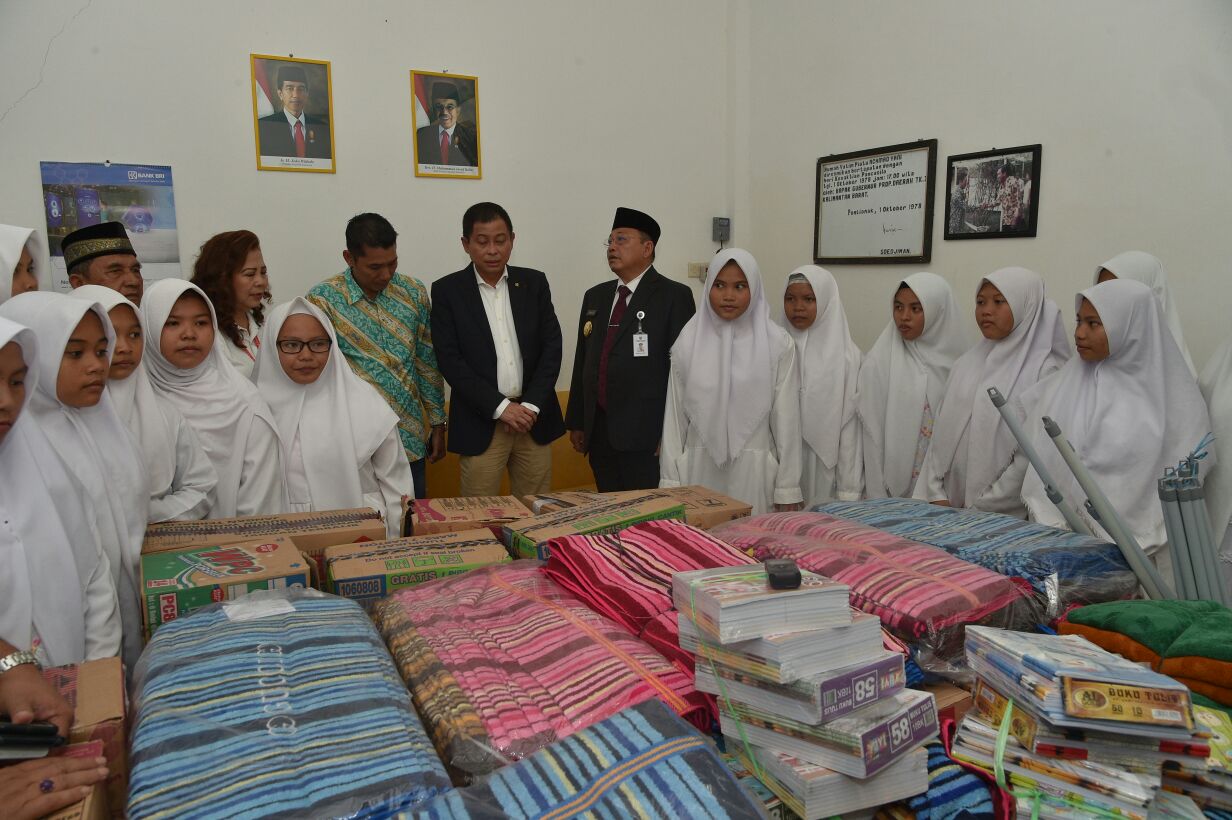 Awali Perayaan Natal Oikumene Nasional, Menteri ESDM Bagikan Paket Bantuan Sosial