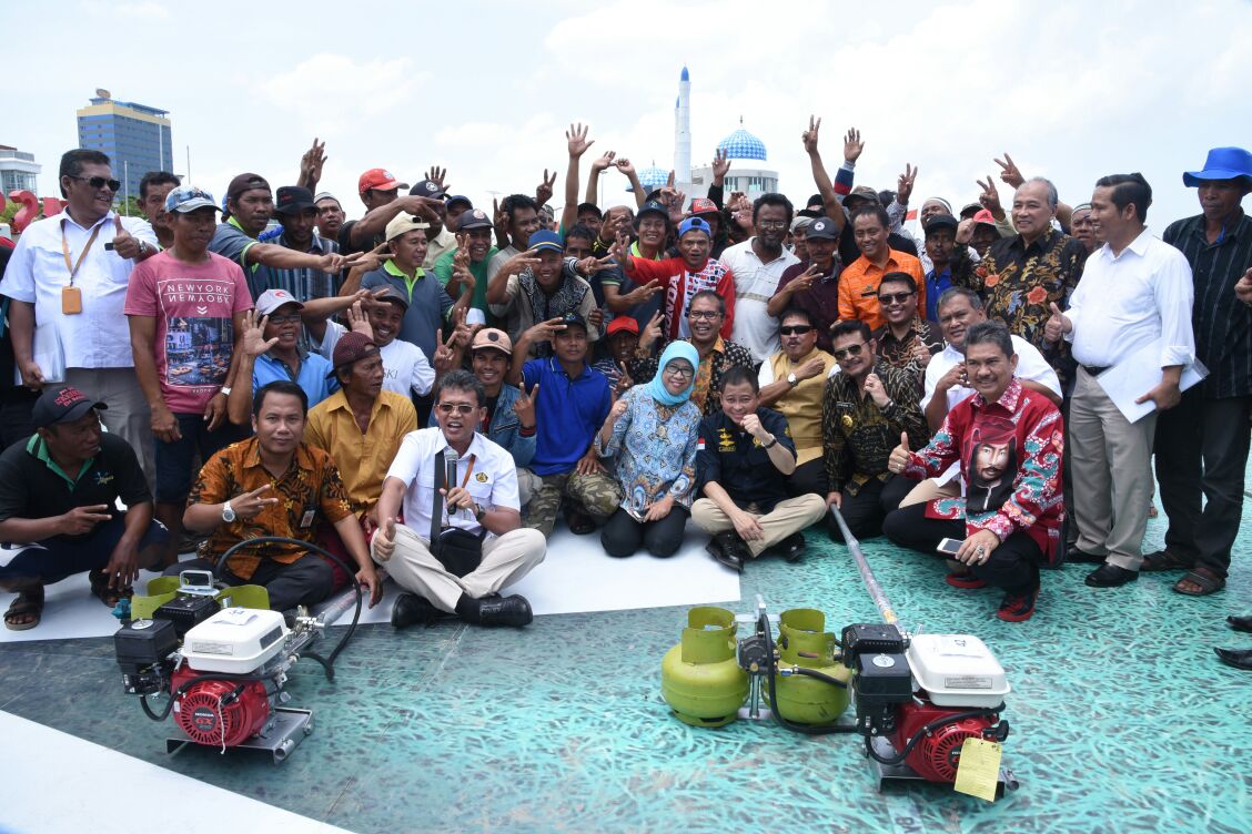 Bagikan 1.375 Konverter Kit Gratis di Makassar, Menteri ESDM: Melaut Kini Bisa Lebih Jauh