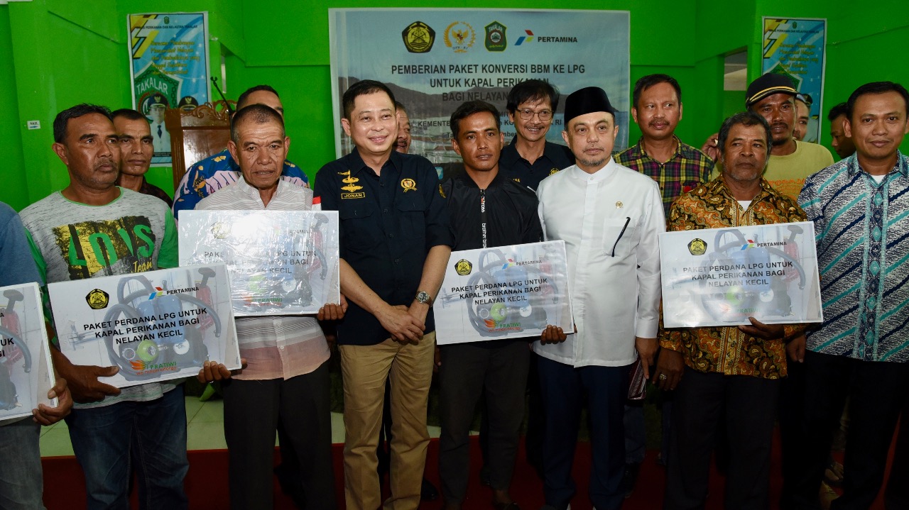 Bagikan Konverter Kit Untuk Nelayan Takalar, Jonan: Bisa Menghemat Separuh Biaya Melaut