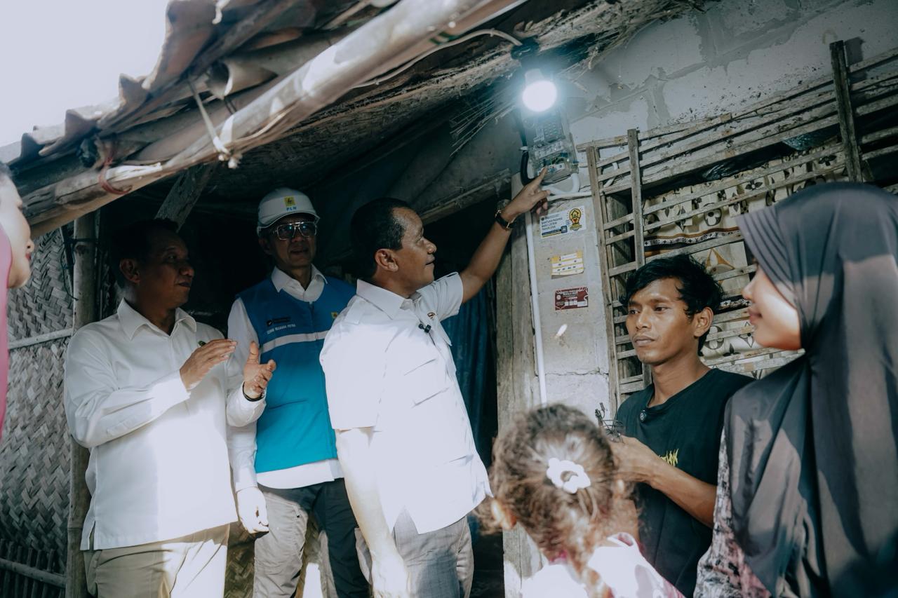 Bahlil Minta Pemda dan PLN Data Desa Belum Berlistrik, Target Tuntas 2029–2030   