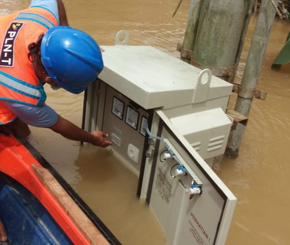Electricity Access Returns to Normal in Flood-Hit West Kalimantan and South Kalimantan Provinces