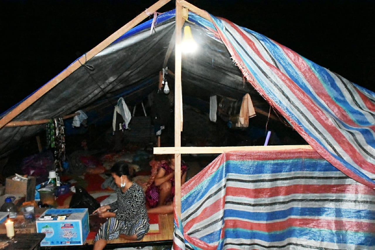 Bantu Atasi Penerangan, 100 Unit LTSHE Dibagikan Gratis Ke Lokasi Pengungsian Korban Gempa Sulteng