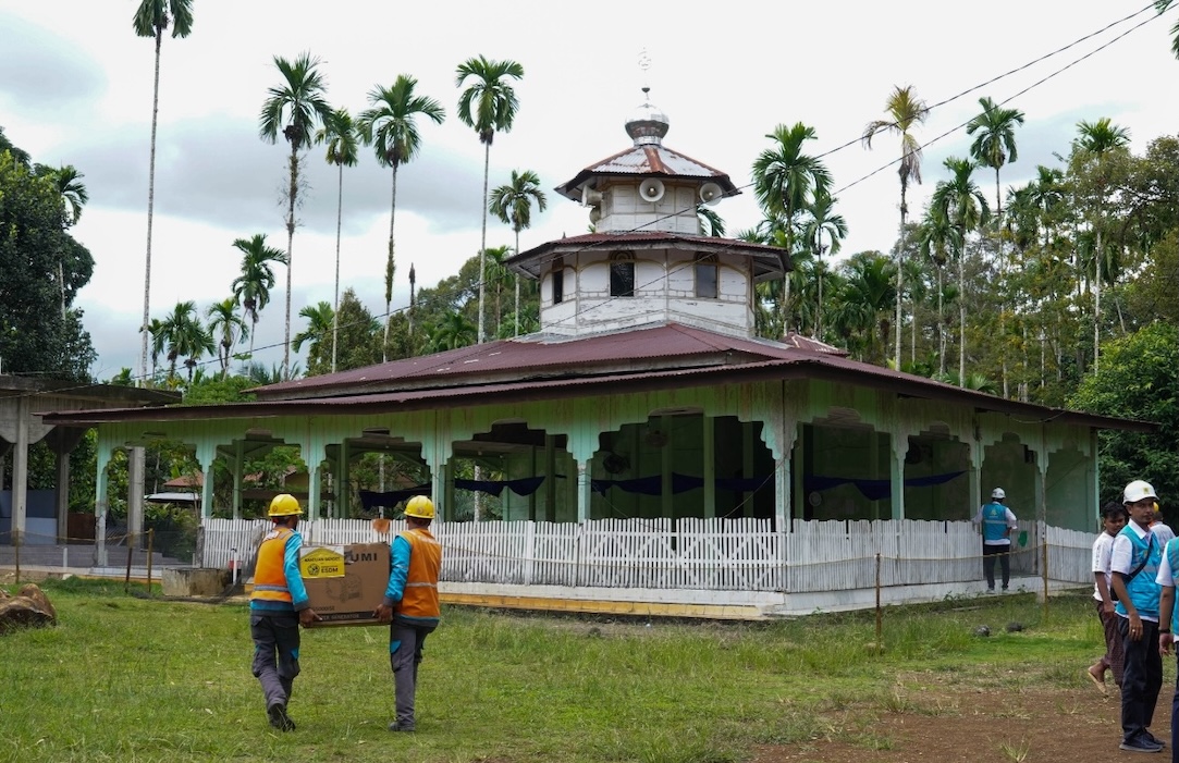 Bantuan Genset Tiba, Hidupkan Kembali Aktivitas Malam Warga Cot Calang, Aceh