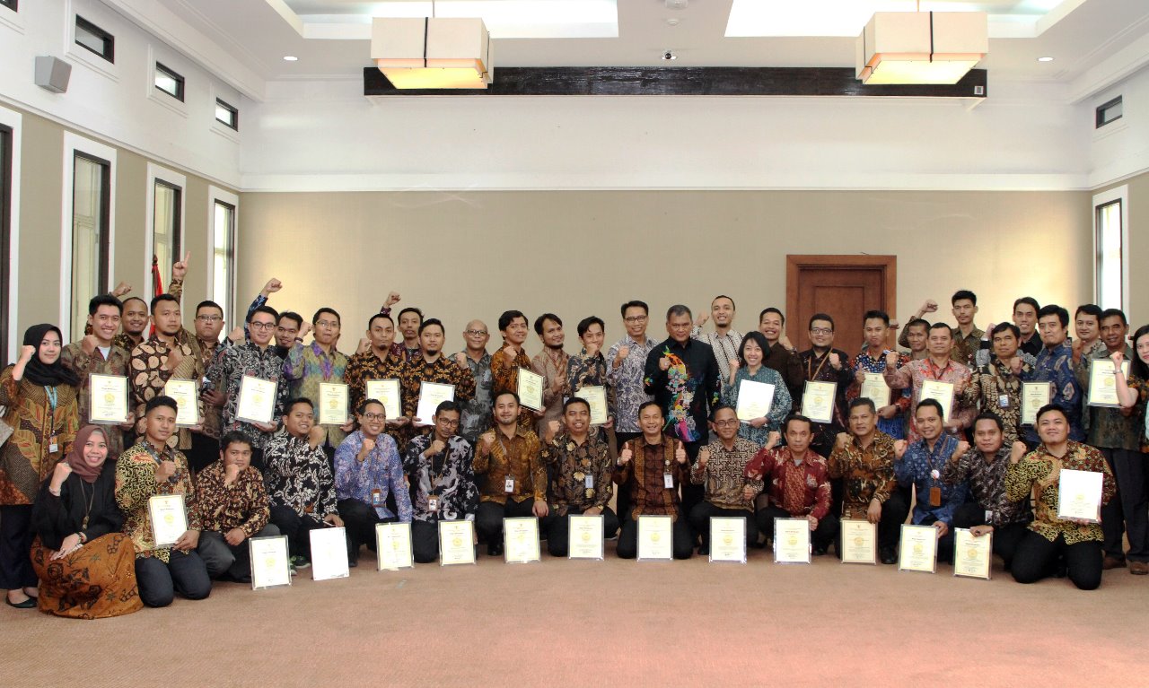 Beri Penghargaan PNS dan Stakeholder ESDM, Sekjen ESDM: Kami Perlu Leadership Bapak Ibu Untuk Berinovasi