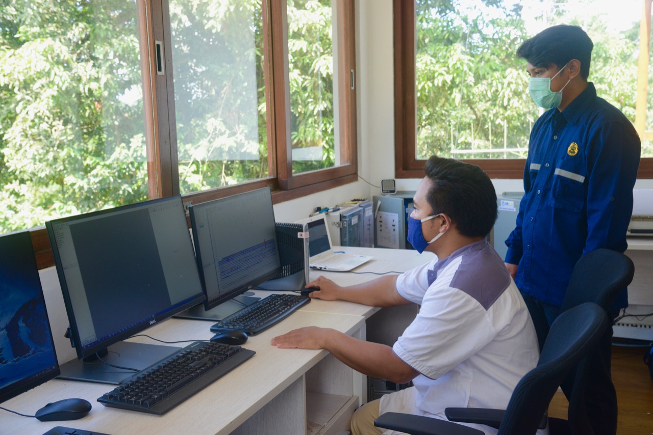 Cerita Pengamat Gunungapi Agung, Tetap Gembira Bertugas di Hari Raya