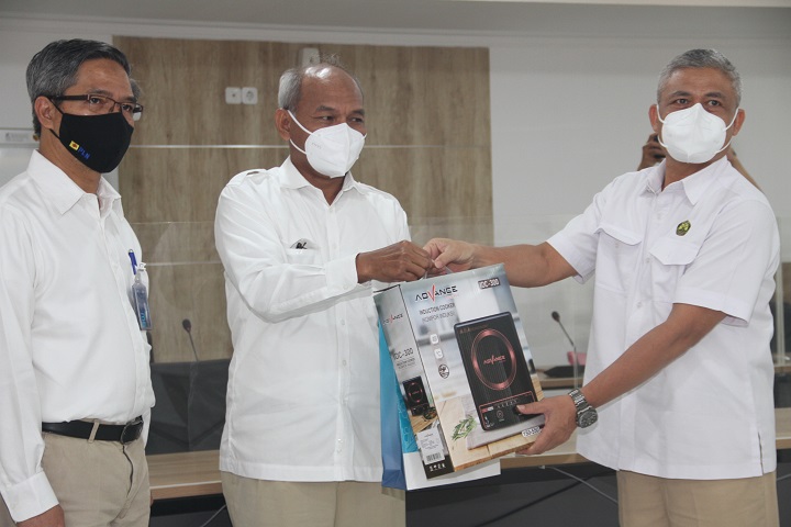 Dukung Program 1 Juta Kompor Listrik, Setjen DEN Bagikan Kompor Listrik Induksi