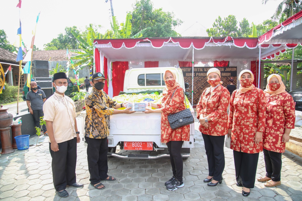 DWP Kementerian ESDM Bagikan Paket Sembako dan Talikasih untuk Warga Desa Djarum Terdampak Pandemi Covid-19