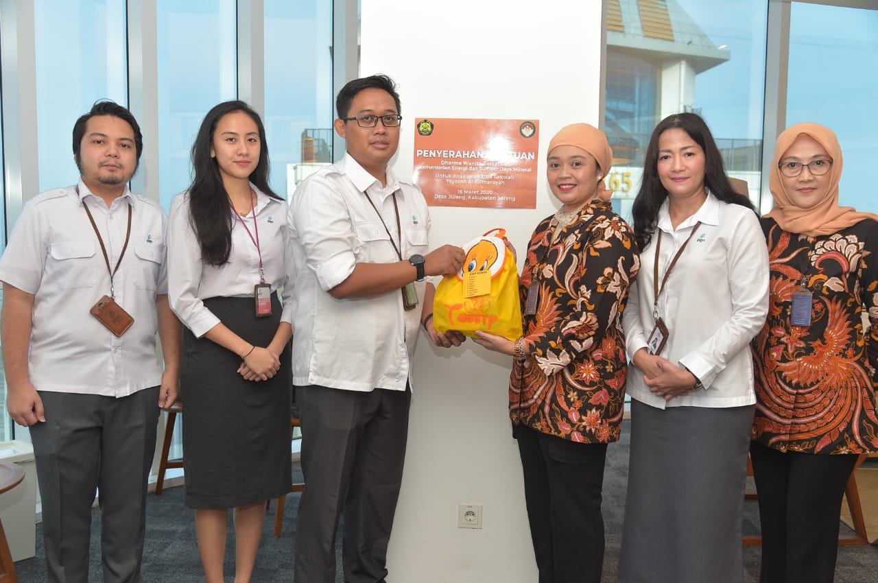 DWP Kementerian ESDM Serahkan Bantuan Bagi 70 Anak Sekolah di Desa Julang, Serang