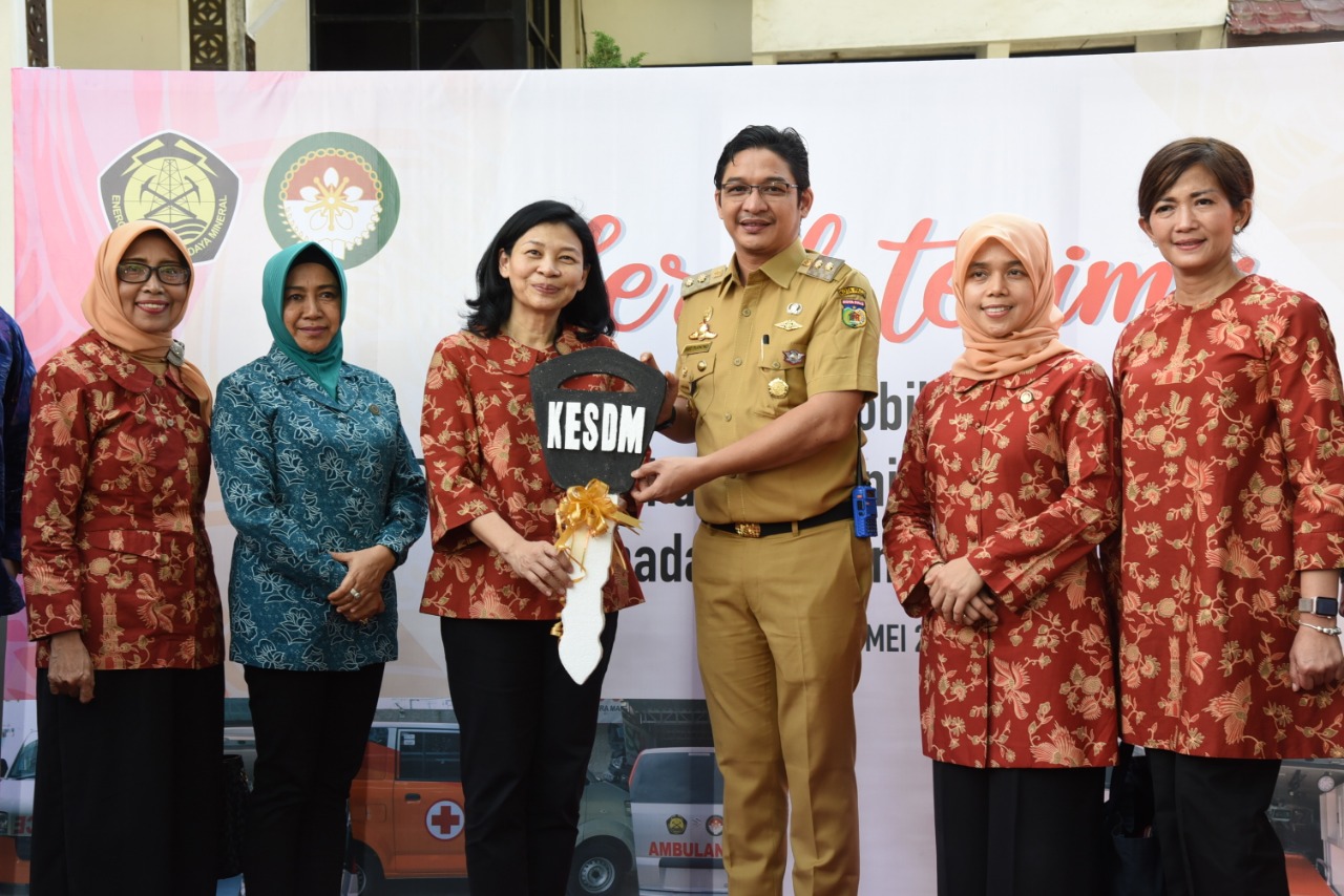 DWP Sektor ESDM Serahkan Tiga Ambulans “Paket Komplit” untuk Pemerintah Kota Palu