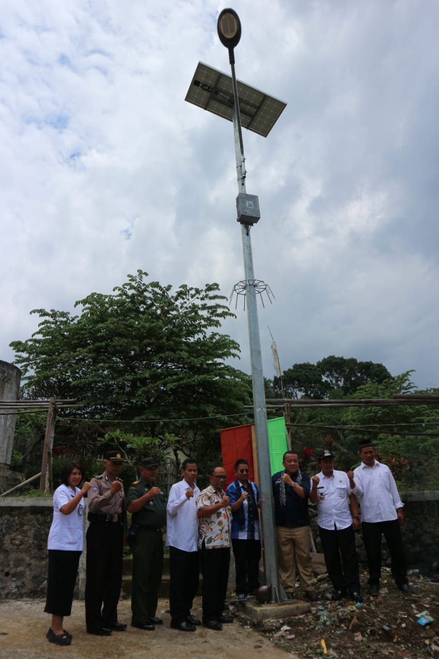 Energi Berkeadilan: Usai Mendapatkan Sumur Bor, Warga Magelang Kini Nikmati Penerangan Jalan Tenaga Surya