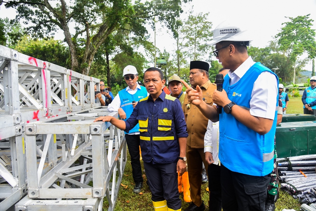 Fokus Pulihkan Akses Listrik di Aceh, Menteri Bahlil Tinjau Langsung Progres Tower Emergency
