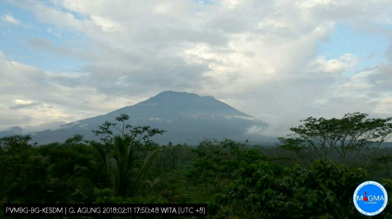 Gunung Agung Keluarkan Erupsi, Masyarakat Dilarang Beraktifitas Dalam Radius 4 Km