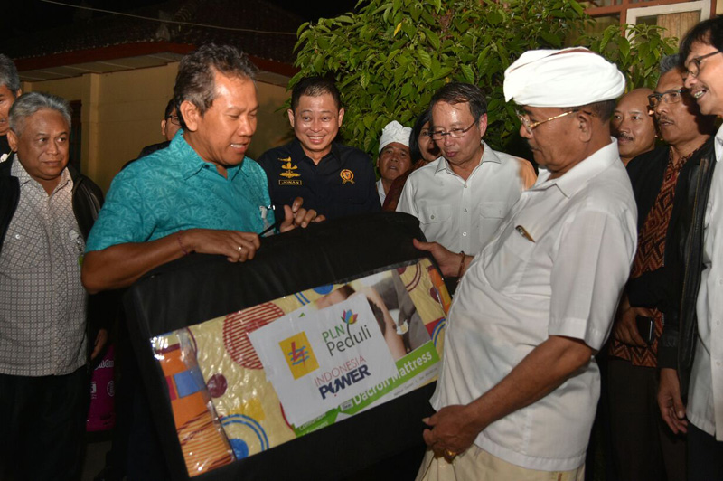 Gunung Agung Status Awas, Disaksikan Menteri Jonan Stakeholders ESDM Berikan Bantuan Langsung