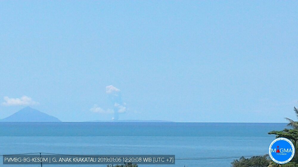 Gunung Anak Krakatau Erupsi, Masyarakat Dilarang Masuk Area 5 Km dari Kawah