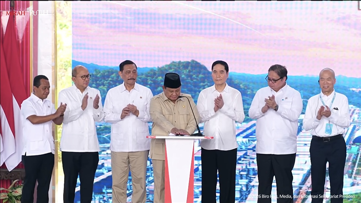 Hilirisasi Kian Nyata, Menko Bahlil Dampingi Presiden Lepas Ekspor Perdana Baterai Listrik