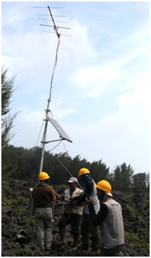 Ini Perjuangan TIM PVMBG Untuk Perbaiki Alat Pemantau Gunung Anak Krakatau