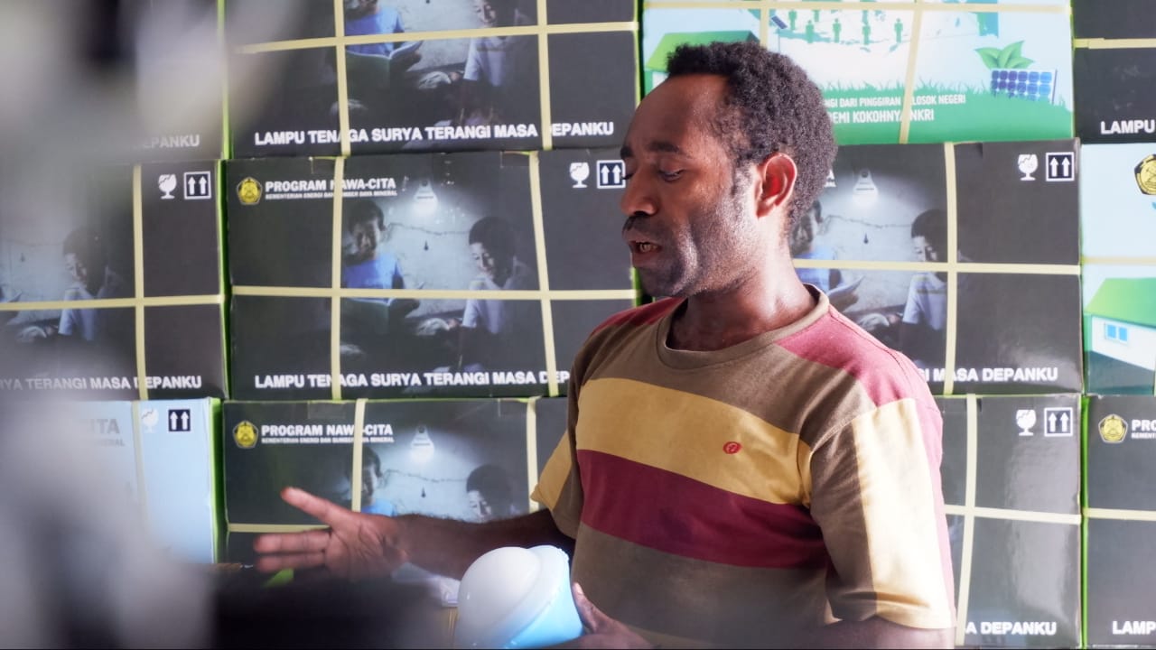 Jalan Kaki Satu Hari Pasang LTSHE, Melki Komera Bangga Bisa Bantu Warga Papua