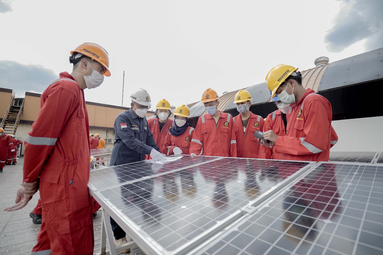 Jelang Team-Based Project, Mahasiswa Gerilya Praktik Instalasi PLTS di PPSDM KEBTKE