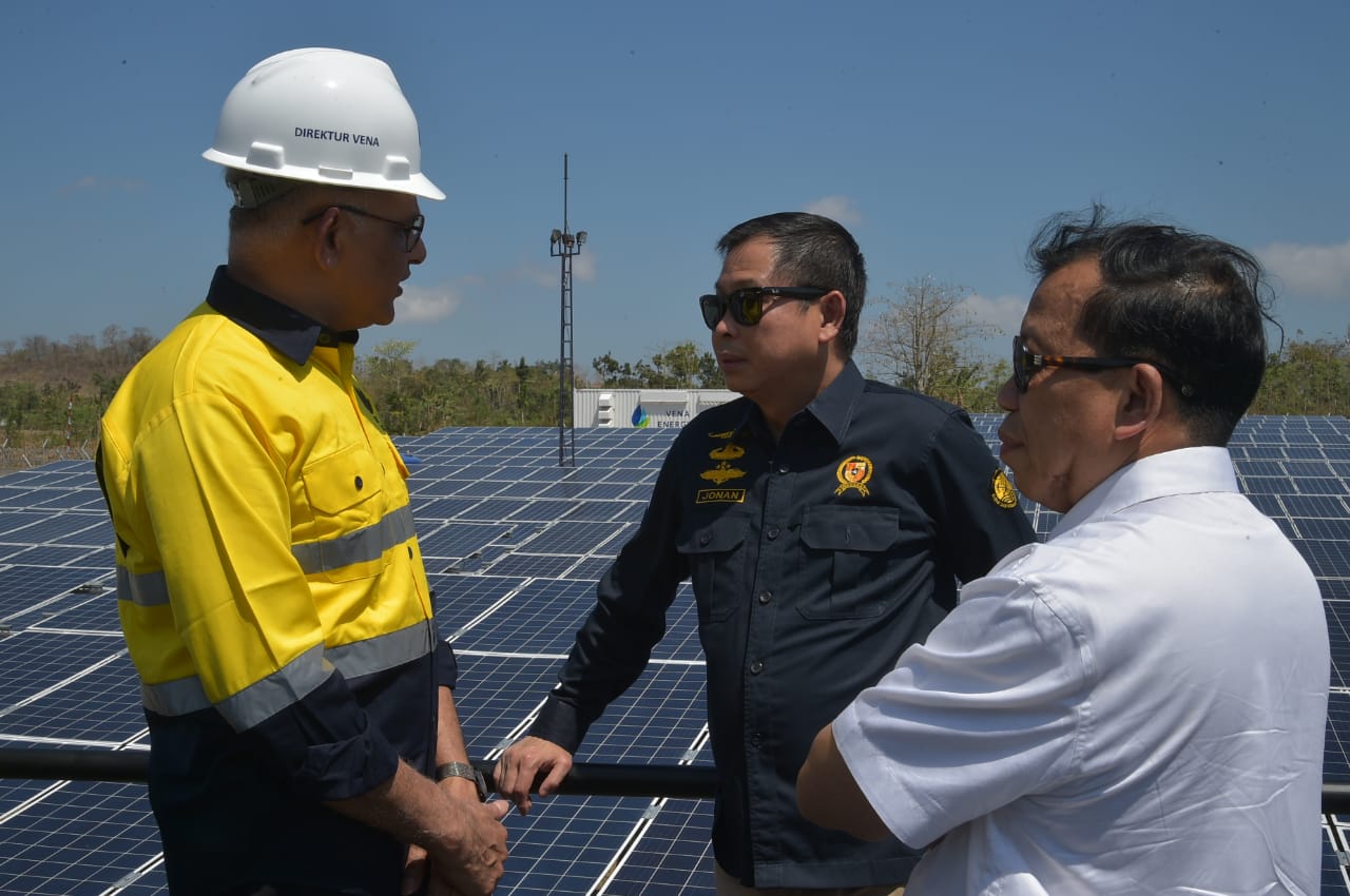 Kembali Kunjungi NTB, Menteri Jonan Tinjau 3 Proyek Pembangkit Listrik Tenaga Surya dan Sambungan Listrik Gratis