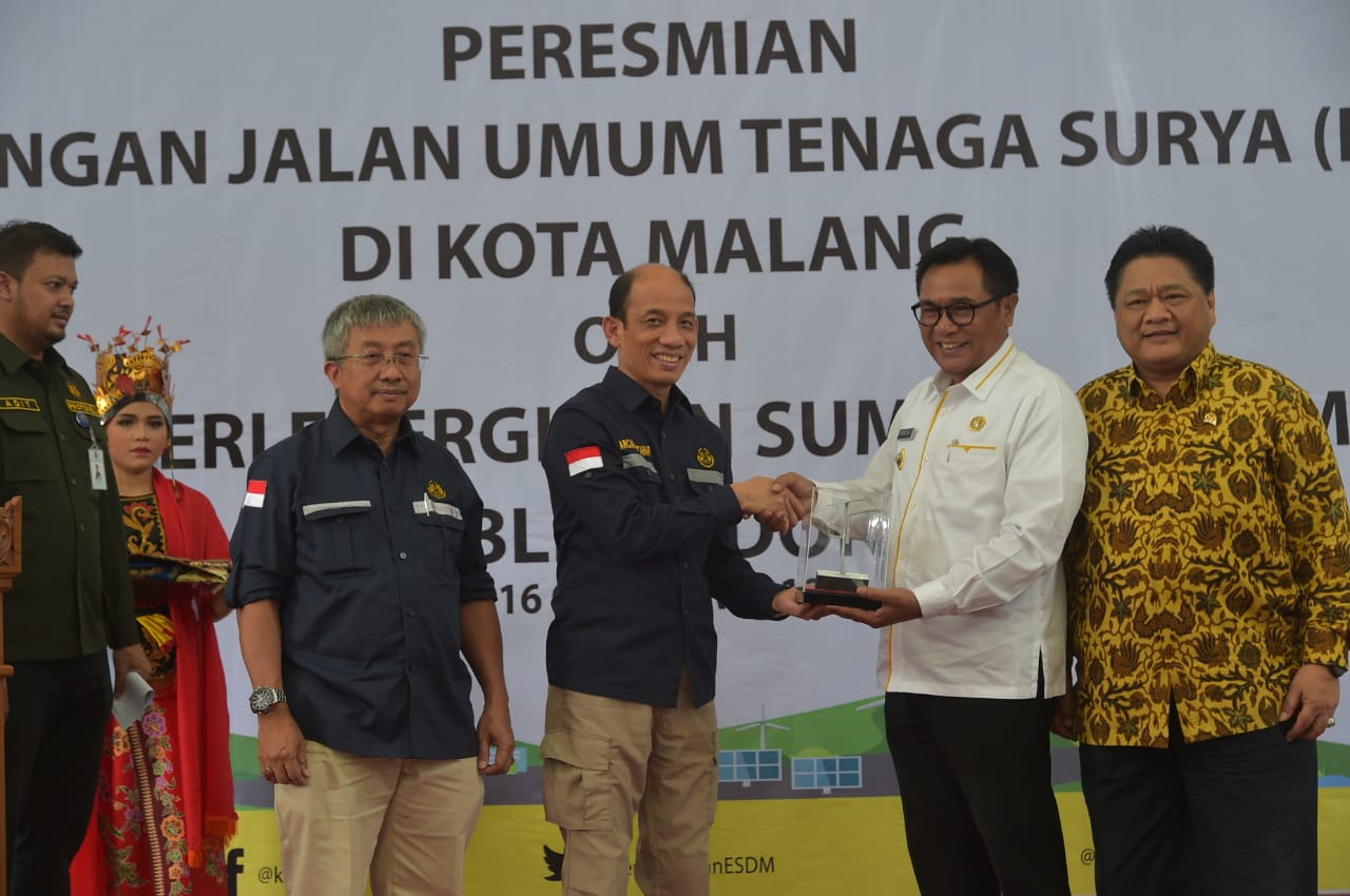 Anggaran Kembali ke Rakyat, Wamen Arcandra Serahkan PJU–TS dan Sumur Bor di Malang