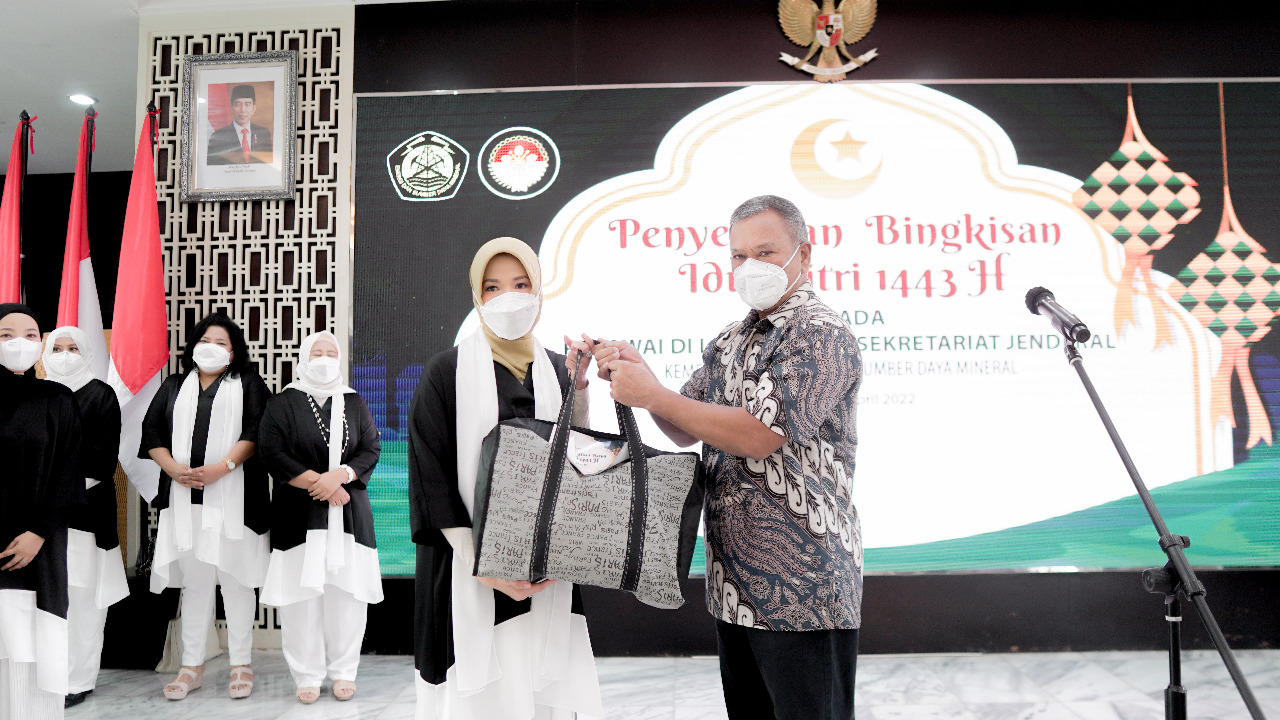 Kementerian ESDM Bagikan Bingkisan Lebaran untuk Pegawai