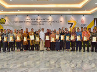 Kementerian ESDM Berikan Penghargaan Dharma Karya Kepada 33 Insan Berjasa di Sektor ESDM 