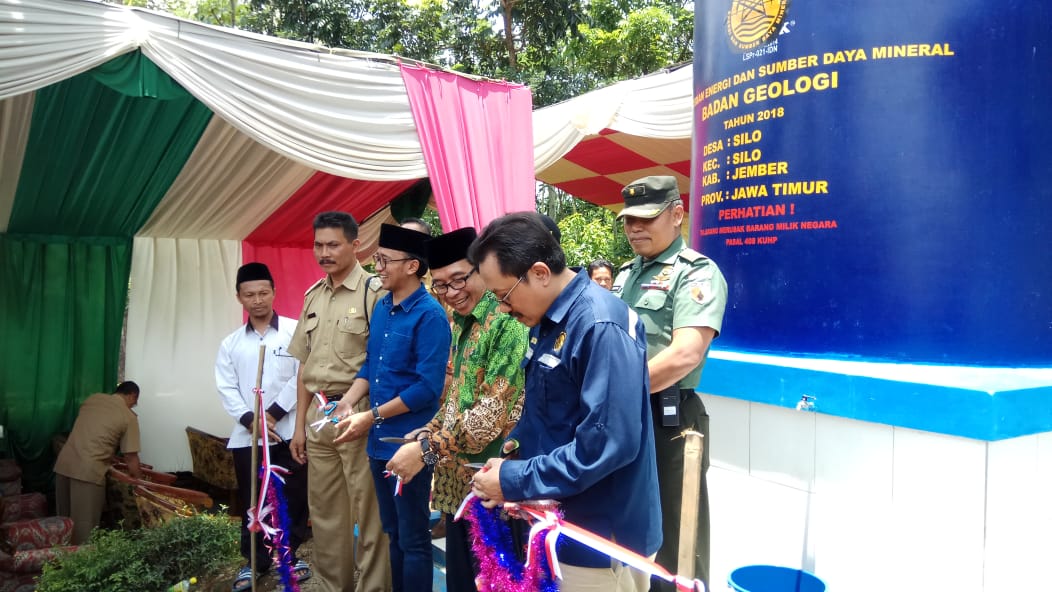 Kementerian ESDM Serahkan 13 Sumur Bor dan 300 PJU-TS di Jember dan Lumajang